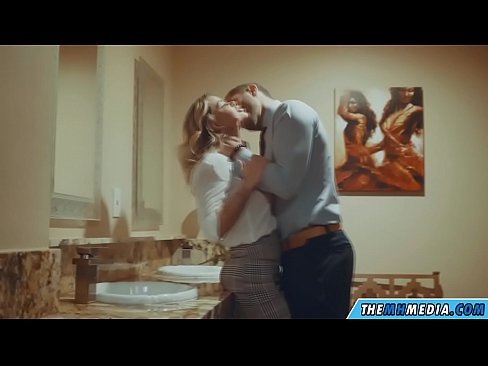 ❤️ جڏهن هڪ busty سنهري اوھان کي هڪ عوامي آرام روم ۾ seduces ❤️  ❌